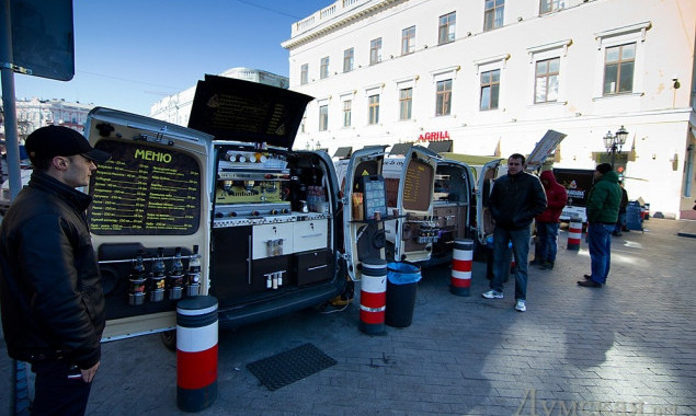КП “Киевблагоустройство требует у предпринимателей “выкуп”  за демонтированные мобильные кофейни