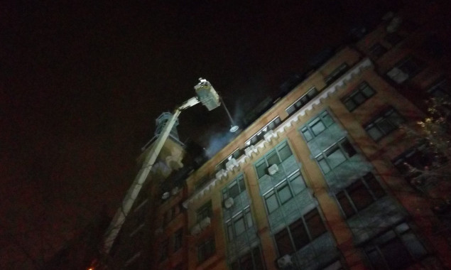 В центре Киева ночью спасатели тушили масштабный пожар в многоэтажке (фото, видео)