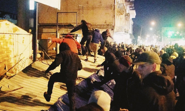 Нацкорпус разгромил забор и заявил о блокировании стройки на Сенном рынке в Киеве (фото, видео)