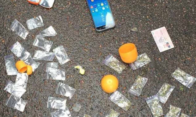 Столичный наркоделец маскировал марихуану в конфеты и рассылал клиентам по почте (фото)