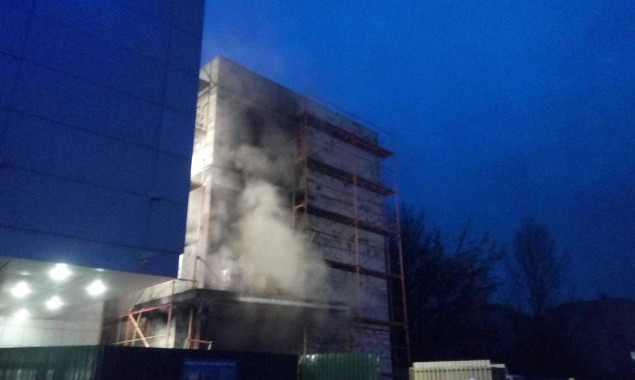Огнеборцы потушили горящее складское здание в Киеве (фото)