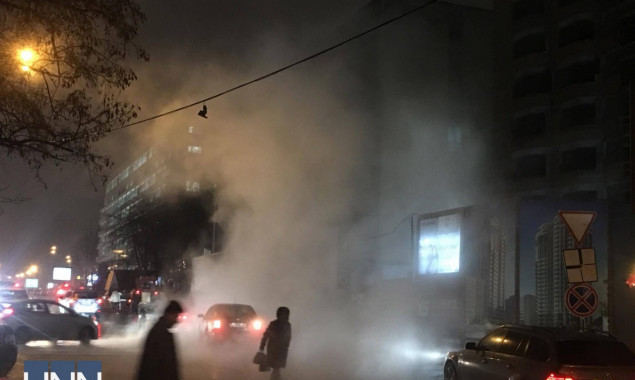 В центре Киева прорвало трубу с горячей водой