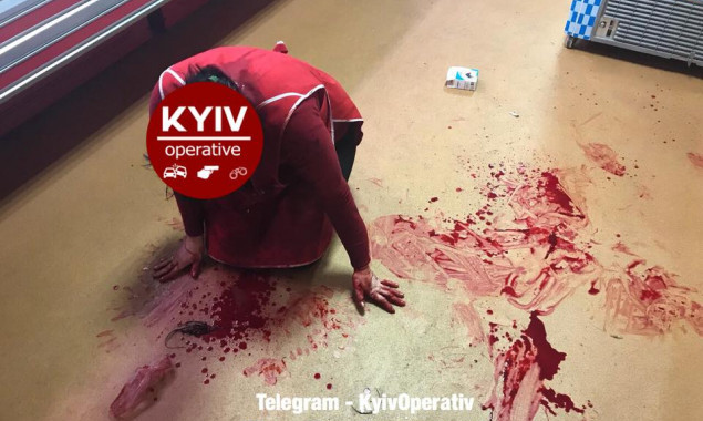 В Киеве вооруженный ножом мужчина напал на продавщицу в магазине (видео)