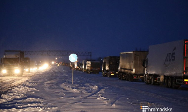 На трассе Киев-Одесса из-за снегопада образовался затор из 800 грузовиков (фото, видео)