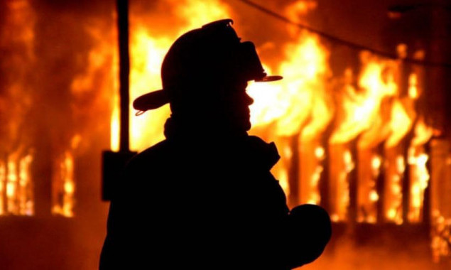 В Киеве спасатели во время тушения пожара обнаружили труп женщины