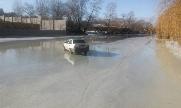 В Козине автомобиль без водителя выкатился на лед Днепра
