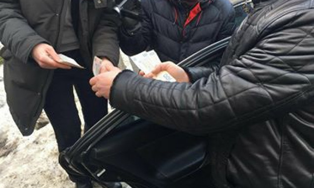 На Киевщине следователь полиции и адвокат попались на взятке в 2200 долларов (фото)