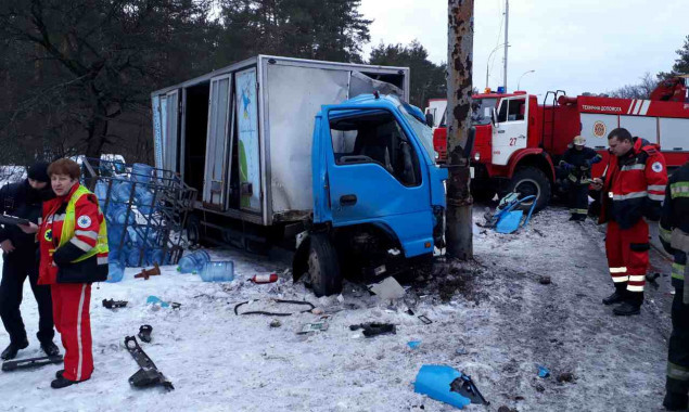 Киевские спасатели освободили водителя из искореженного в ДТП автомобиля (фото)