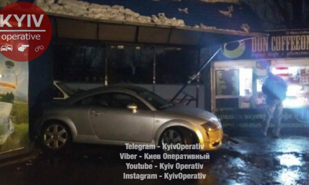 На Окружной дороге в Киеве автомобиль въехал в остановку (фото)