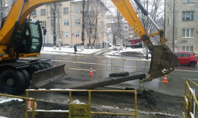 Из-за прорыва изношенного трубопровода “Киевэнерго” в столице повреждена капитально отремонтированная улица (фото)