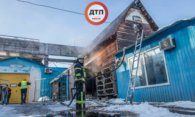 В Бортничах под Киевом горело административное здание строительного рынка (фото)