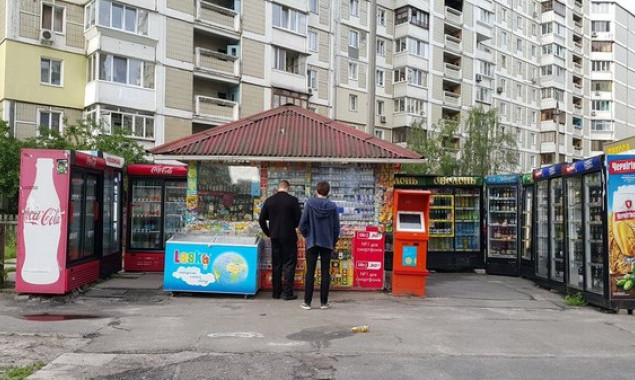 Нардеп Белоцерковец анонсировал запрет на размещение холодильников возле МАФов в некоторых районах Киева