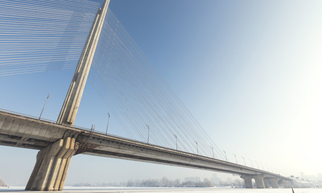 Завтра в Киеве частично ограничат движение транспорта по трем мостам