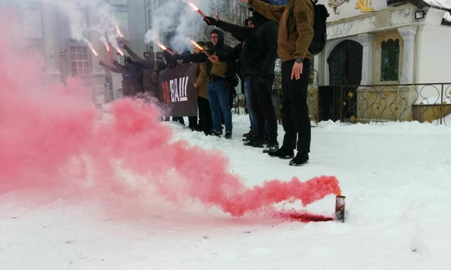 “Крым наш - ад ваш”: националисты устроили акцию возле незаконной часовни УПЦ МП (фото, видео)