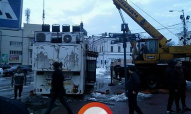 Атака на МАФы в Киеве: На Контрактовой громили киоски, жрали товар и пили водку
