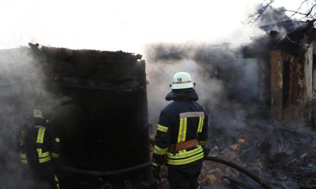 В Соломенском районе пылал частный дом: жители подозревают поджег (фото)