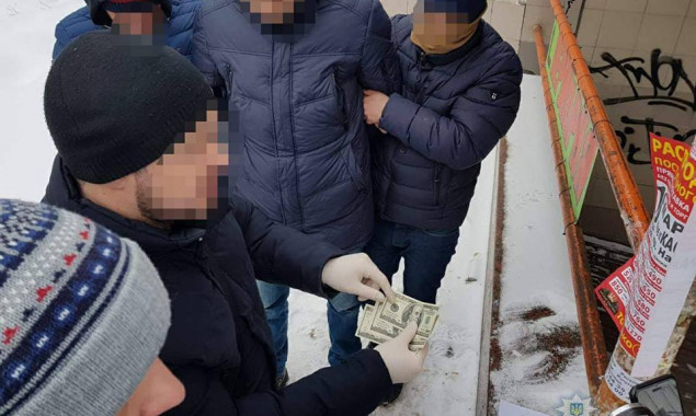 Двух таможенников аэропорта “Борисполь” задержали при получении взятки (фото)