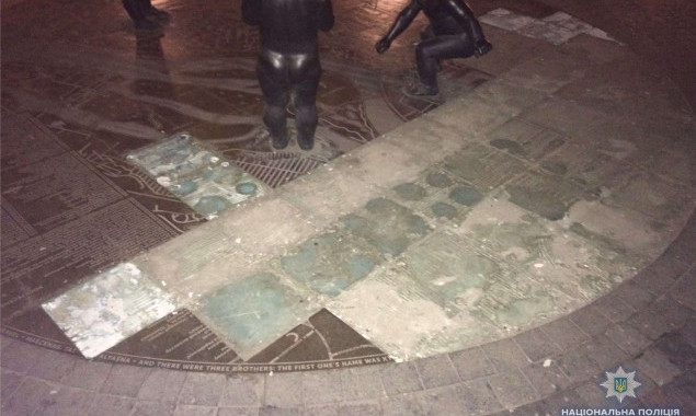 Пара рецидивистов пыталась украсть плитку со скульптурной композиции на Подоле в Киеве (фото, видео)