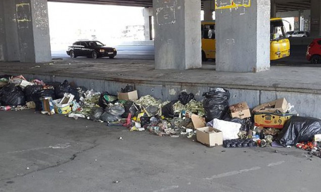 Станция метро “Осокорки” из-за нелегальных торговых точек превращается в мусорник 