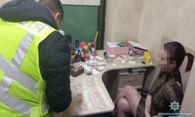 В Киеве полиция “разогнала” бордель, замаскированный под стрип-клуб (фото, видео)
