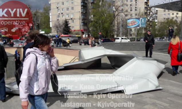 Падение листа металла с крыши ТРЦ в Киеве: стало известно об еще одной пострадавшей