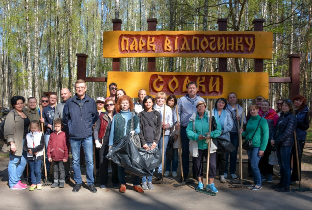 Чиновники Святошино провели субботник по очистке района (фото)