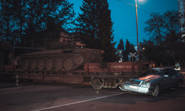 В Киеве автомобиль врезался в вагон, перевозивший танк (фото, видео)