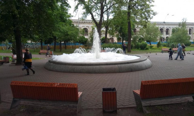 Один из фонтанов Киева залили мылом