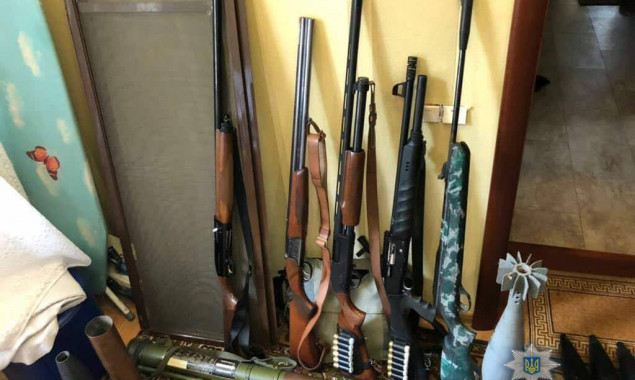 Полиция Киевщины изъяла у жителя Бучи оружие и боеприпасы (фото)