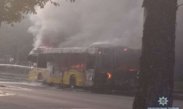 В Киеве во время движения загорелся автобус с пассажирами (фото, видео)