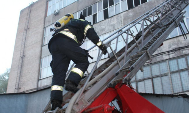 На обувной фабрике в Святошинском районе Киева произошел пожар (фото, видео)