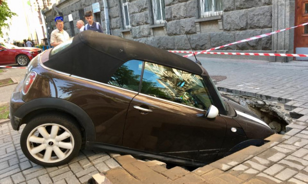 На ул. Пушкинской в Киеве автомобиль провалился под землю (фото, видео)