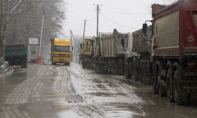 На Васильковщине селяне перекрыли дорогу, по которой возят гранит из карьера (видео)