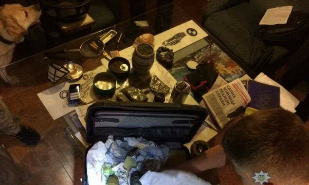 Полиция обнаружила у местного жителя села Белогородка на Киевщине гранаты и наркотики (фото)