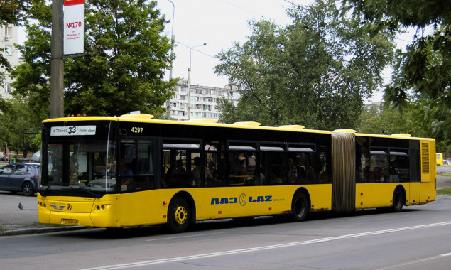 Для двух временных автобусов в Киеве организовали дополнительную остановку (схема)