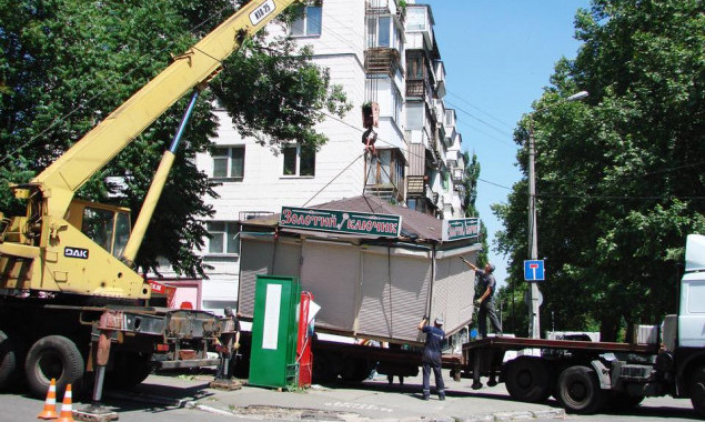 Коммунальщики в Киеве снесли МАФ за продажу алкоголя (фото)