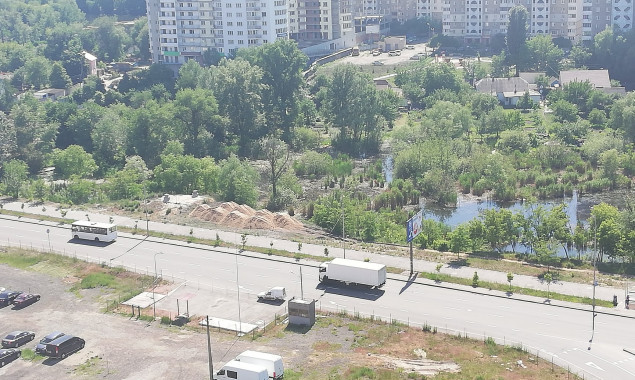 Озеро Утиное в Дарницком районе Киева продолжают уничтожать