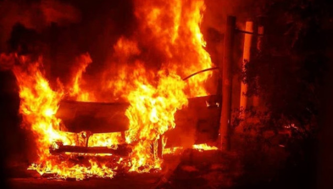 В Соломенском районе неизвестные сожгли автомобиль (фото, видео)