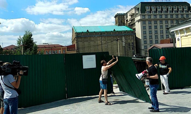 Активисты снесли ворота стройплощадки на Почтовой площади и организовывают там круглосуточное дежурство (фото, видео)