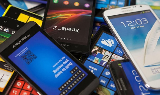 Дотационное КП “Киевблагоустройство” без конкурса затарилось мобильными телефонами по 220 долларов