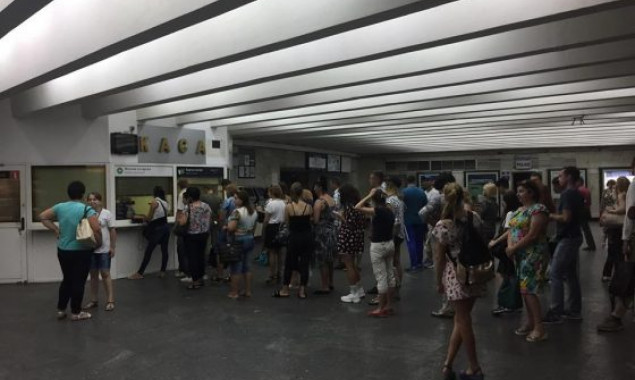 В киевском метро за день до подорожания проезда выстроились огромные очереди (фото, видео)