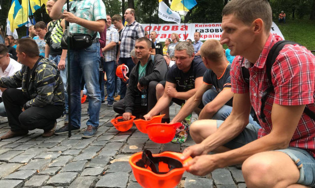 Жители Броваров под Кабмином требовали включить им газ (фото)