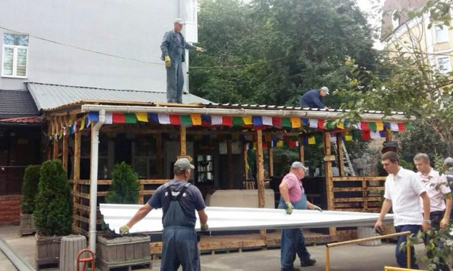 Работники по благоустройству сносят летнюю площадку кафе в центре Киева (фото)