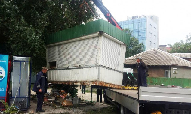 Очередные два алко-МАФа демонтированы в Киеве (фото)