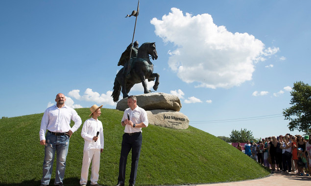 Кличко открыл скульптуру Ильи Муромца и презентовал первую очередь обновленного парка “Муромец”