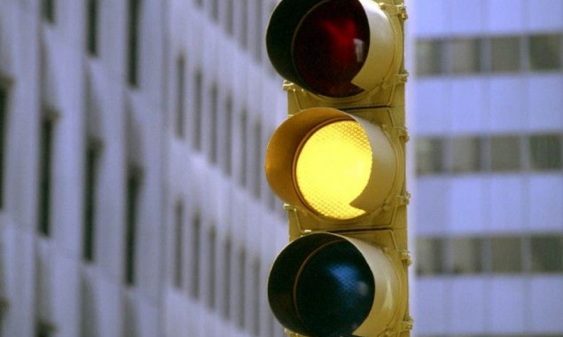 Верховный суд отменил штраф водителю за проезд на желтый сигнал светофора