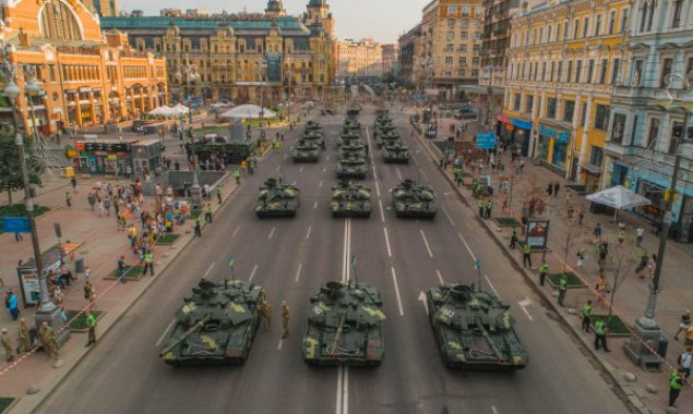 Сегодня и 22 августа общественный транспорт в Киеве изменит движение на время репетиции парада