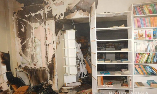 Неизвестные в Киеве подожгли книжный магазин и избили продавца