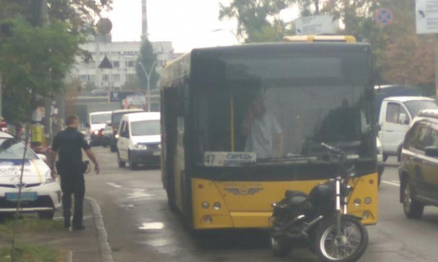 Мотоциклист подстрелил водителя автобуса в Киеве (фото)
