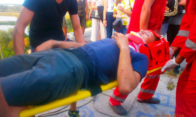 Спасатели помогли парню, который упал в пятиметровую яму в Белой Церкви